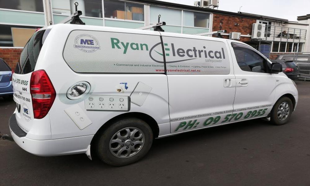 8 Tips to Choose the Right Sign Writing Services For Your Vehicle