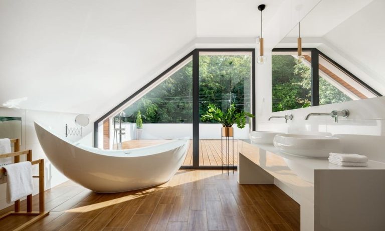 Transforming Bathroom Design with Freestanding Bathtubs and Minimalist Elegance